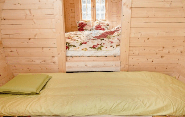 Campingfass 2.2x3.3m Blick in den Schlafraum und Bett davor